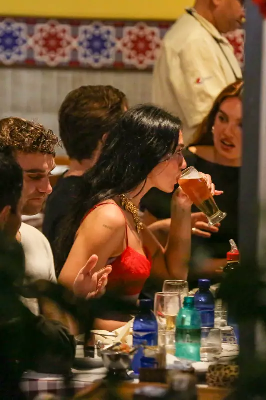 Dua Lipa se despede do Rio após 5 dias de imersão cultural e show histórico