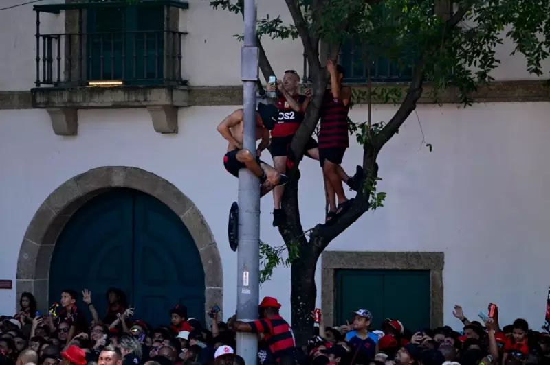 Festa do tetracampeão Flamengo vira confusão com gás e correria