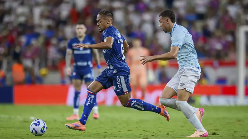 Fortaleza e Grêmio empatam em 2 a 2 com lance polêmico do goleiro