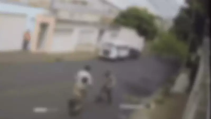 Funcionários da Operação Tapa-Buraco se envolvem em briga generalizada durante serviço em Uberlândia; vídeo