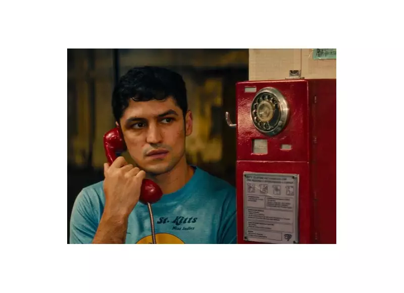 Gabriel Leone defende cinema político em 'O Agente Secreto'