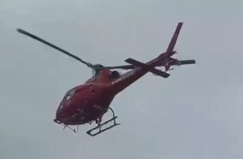 Helicóptero pousa na Av. das Américas para socorrer vítimas de atropelamento