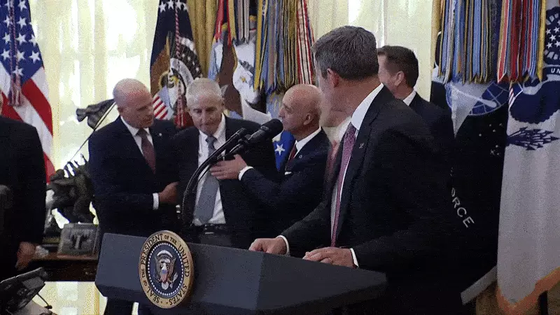 Homem desmaia ao lado de Trump durante evento na Casa Branca; cenas de tensão são registradas em vídeo