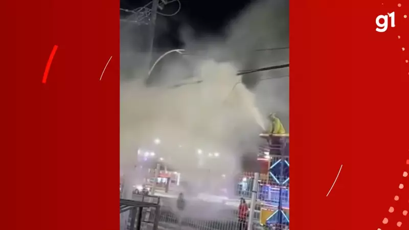 Homem vestido de O Máskara apaga incêndio em poste de Belém