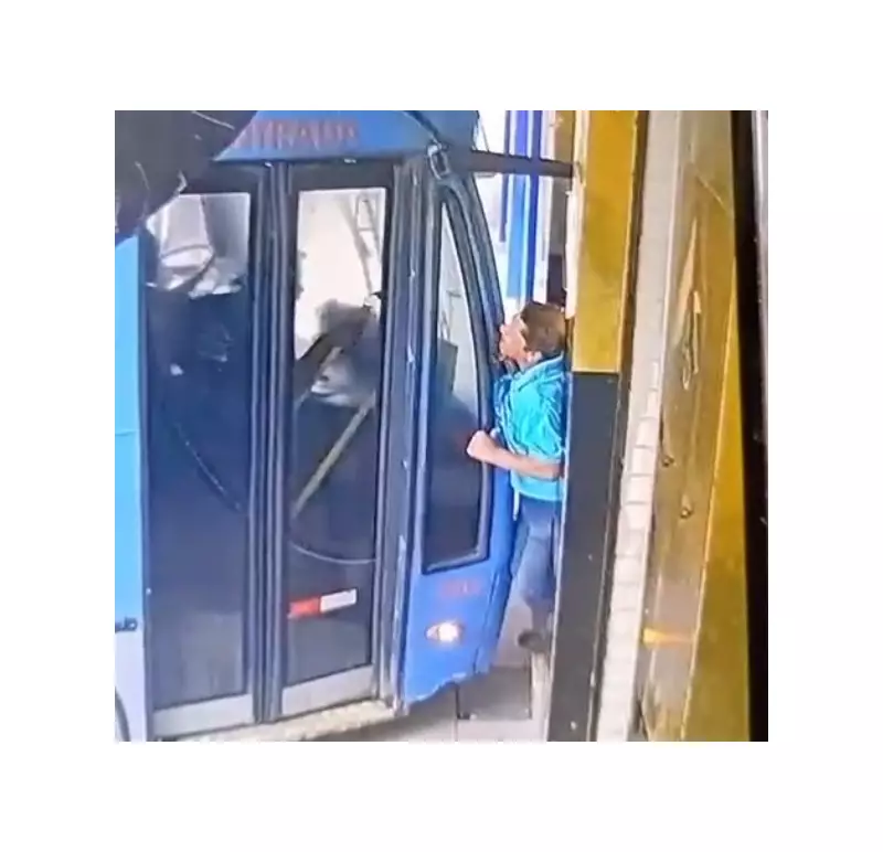 Idoso de 64 anos sobrevive após ser prensado por ônibus em Ponte Nova