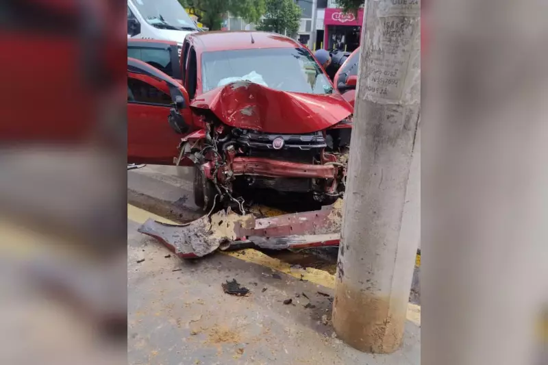 Idoso sofre mal súbito e colide carro contra poste em Sorocaba; veja o vídeo