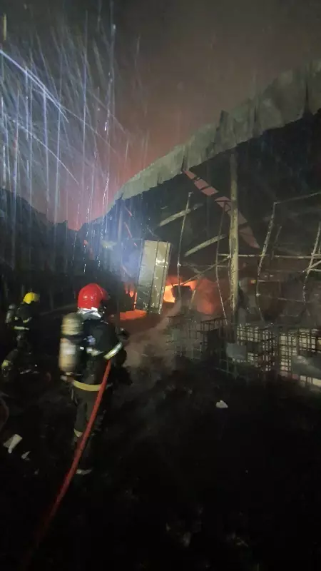 Incêndio criminoso suspeito em fábrica de reciclagem assusta Zona Leste de Manaus