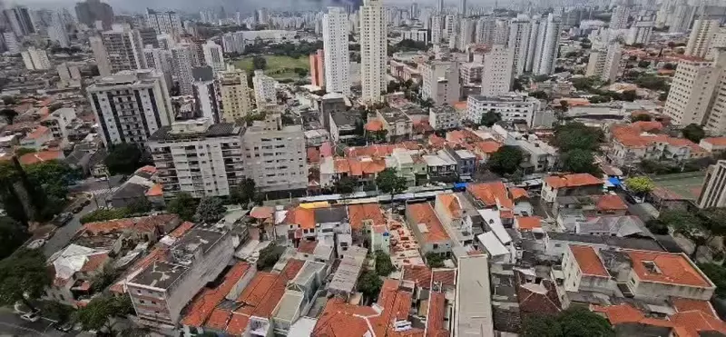 Incêndio de grandes proporções atinge galpão no Brás, SP
