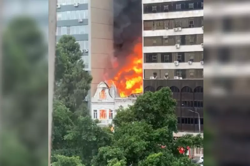 Incêndio de grandes proporções atinge prédios históricos no centro de Porto Alegre