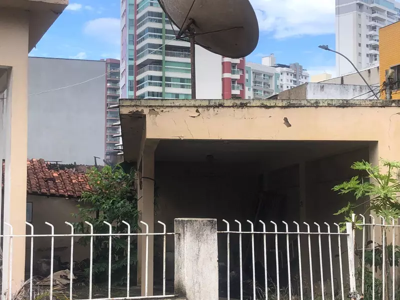 Incêndio em imóvel vazio assusta moradores no Centro de Campos: casa na Rua Alvarenga Pinto pega fogo