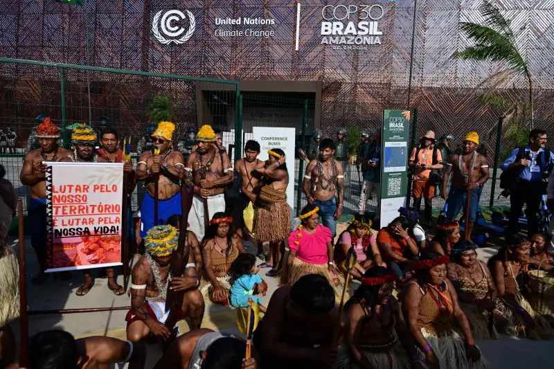 Indígenas bloqueiam entrada da COP30 em protesto por Amazônia