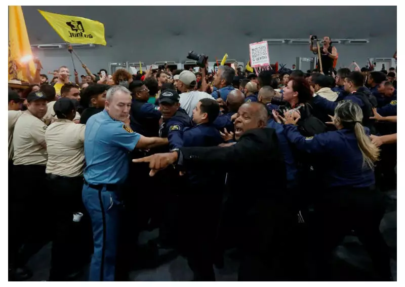 Indígenas enfrentam seguranças na COP30 em Belém durante protesto