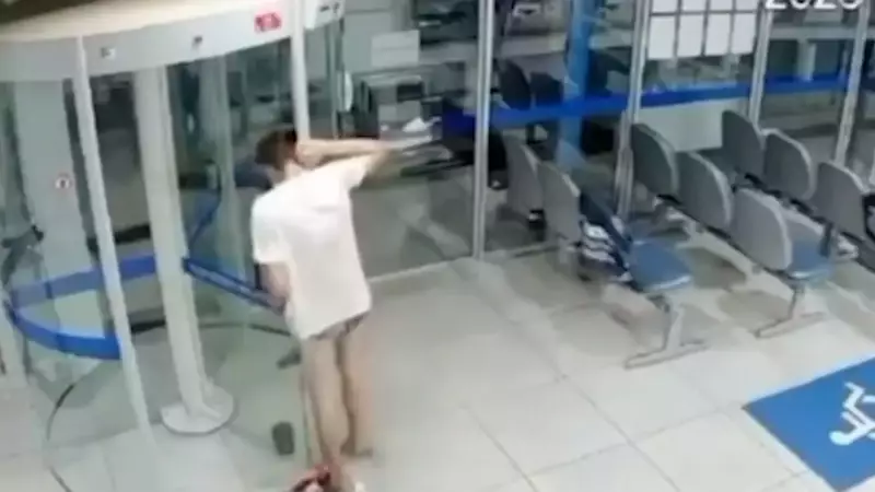 Jovem de 20 anos preso após tentativa de assalto desastrosa em agência