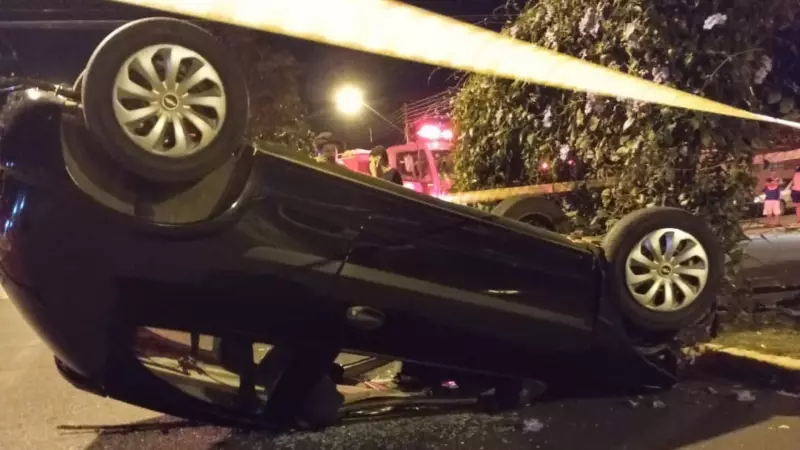 Jovem escapa ileso após capotar carro em avenida de Martinópolis; veja detalhes