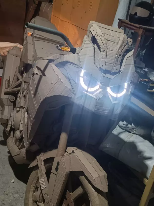 Jovem paraibano cria réplica impressionante de moto usando apenas papelão e criatividade