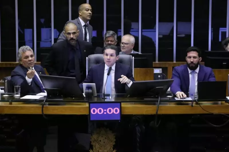 Líderes da Câmara têm 1ª reunião tensa após prisão de Bolsonaro