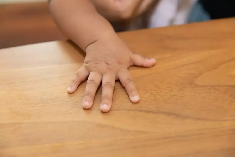 Mãe de 32 anos presa por abandonar 3 filhos em Várzea Grande