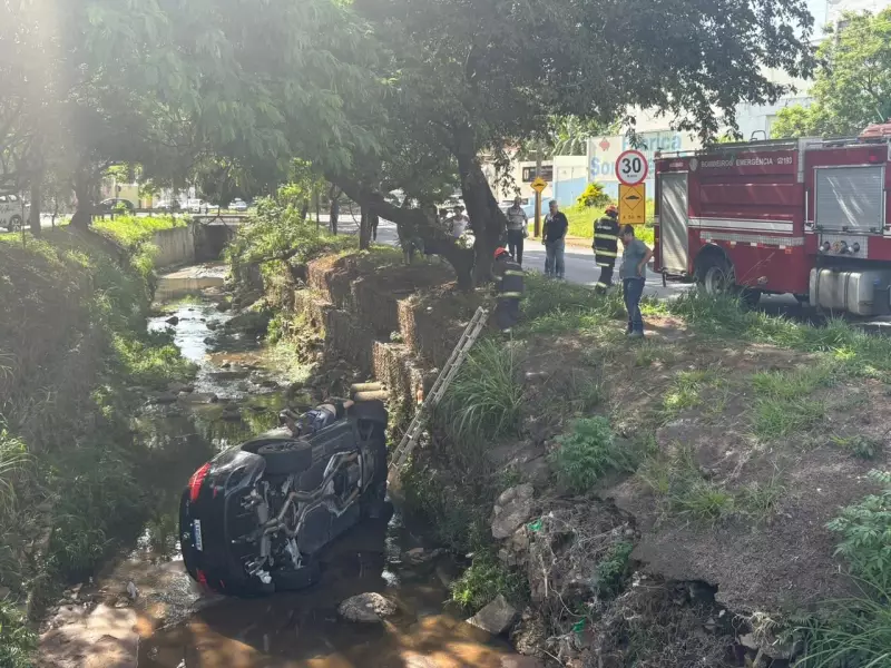 Mecânico se fere ao cair com BMW em córrego no Centro de São Carlos