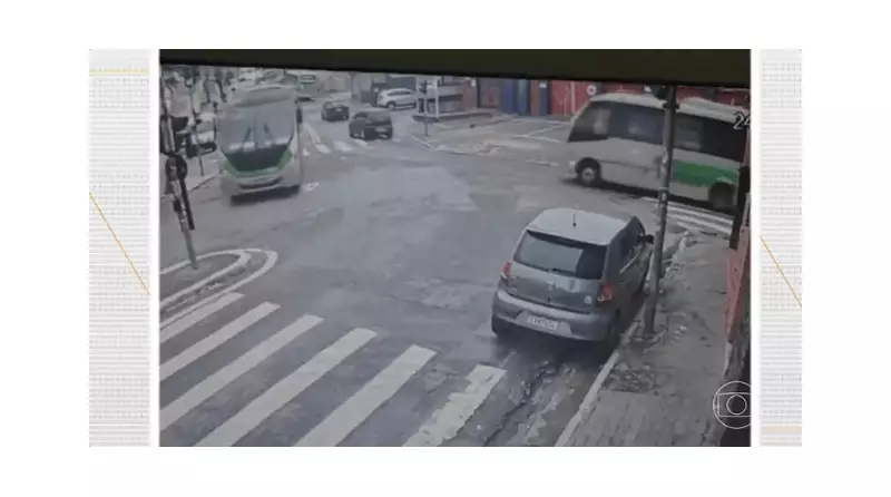 Micro-ônibus sem freio colide com 4 carros e padaria na Brasilândia, SP