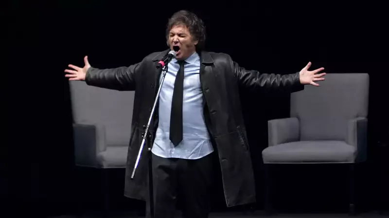 Milei cai em fake news e comemora convite falso do AC/DC: o embaraço presidencial que viralizou