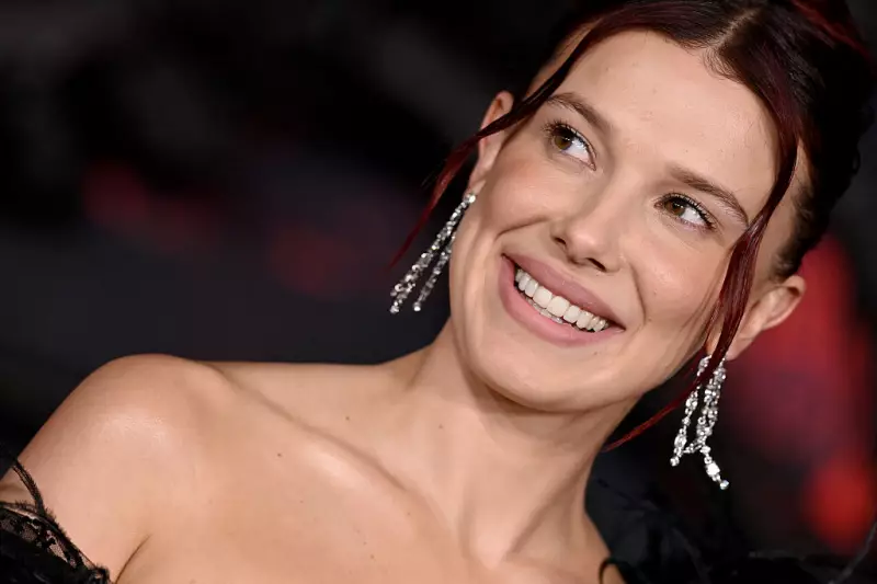 Millie Bobby Brown surpreende com cabelo vinho em estreia de Stranger Things