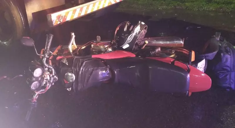 Motociclista morre ao colidir com caminhão parado na SP-127 durante chuva