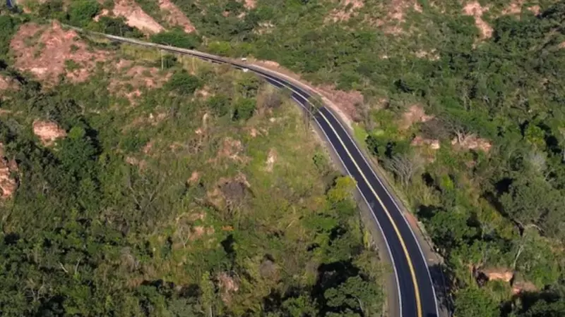 Motociclista sem CNH morre em colisão frontal com caminhão na BR-135
