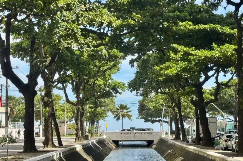 Motorista Foge após Atropelar Homem que Foi Arremessado em Canal na Baixada Santista