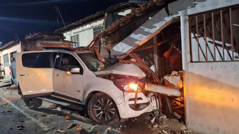 Motorista foge após picape bater em duas casas em Bom Jesus