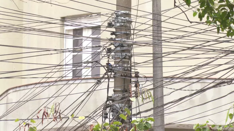 Multas por fios soltos em SP triplicam com nova lei de R$ 50 mil