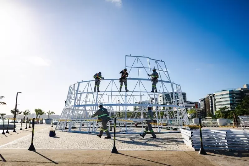 Natal Chega a Maceió: Árvore Gigante Já Está Sendo Montada na Orla da Capital