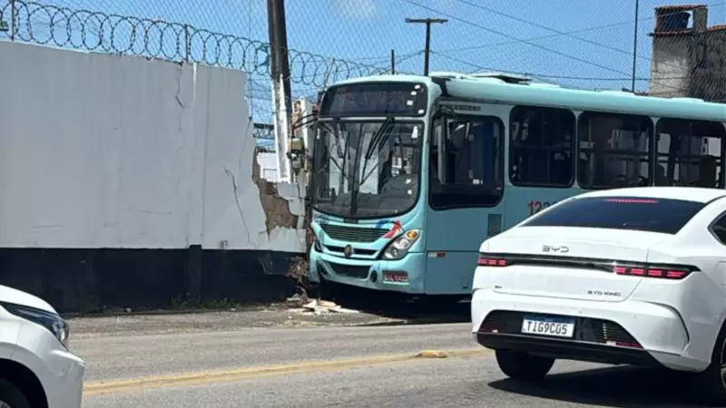 Ônibus derruba muro do Ceará SC em acidente na João Pessoa