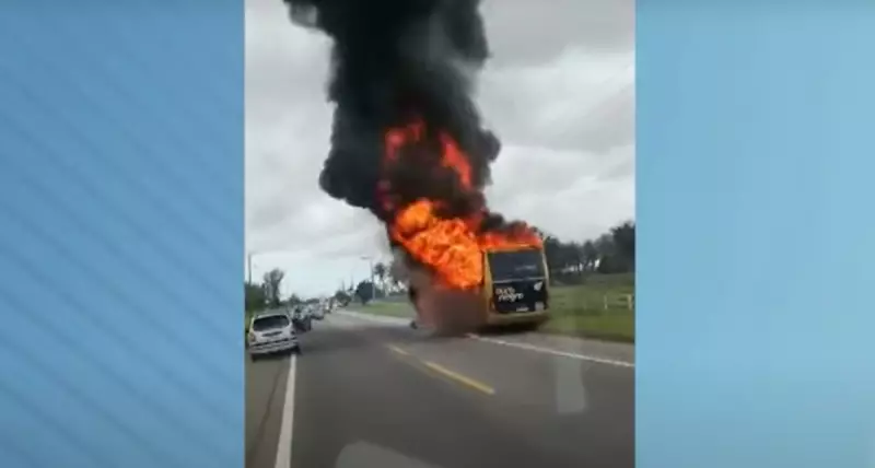 Ônibus pega fogo na BR-356 em São João da Barra; motorista escapa ileso em ação rápida
