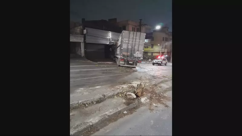 Noite de Caos em BH: Caminhão Invade Loja, Carro de Luxo Destrói Poste e Pedestre é Atropelado