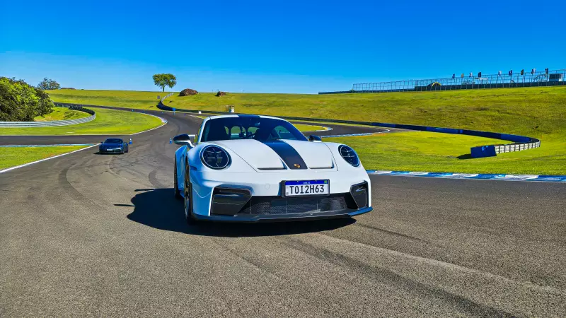 Porsche 911 GT3 mantém 510 cv e reduz emissões na nova geração