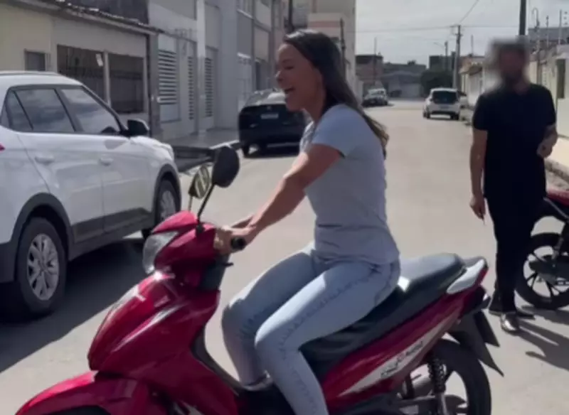 Prefeita de Sergipe viraliza ao pilotar moto sem capacete; vídeo gera polêmica e investigação