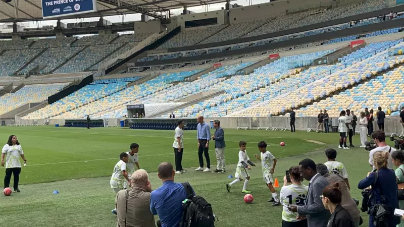 Príncipe William mostra habilidades no futebol e marca gol de pênalti no Maracanã