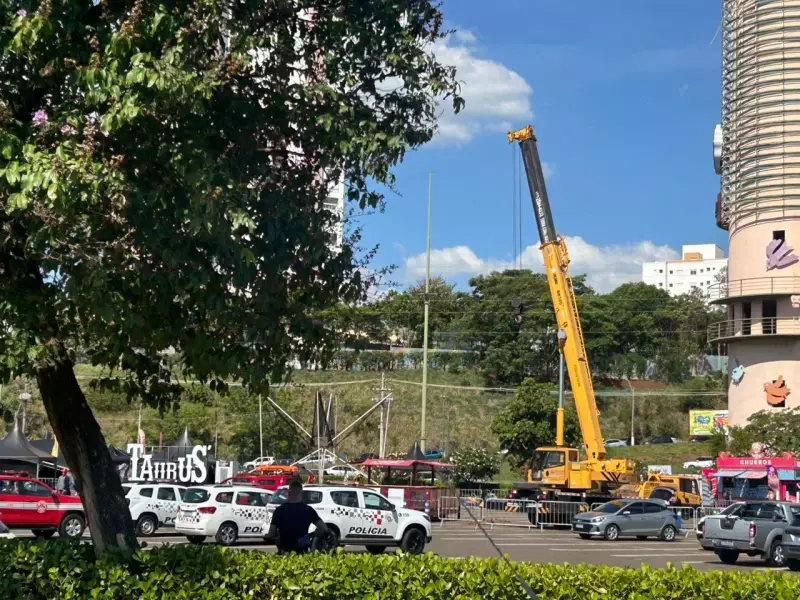 Queda de estrutura metálica fere 3 em shopping de Campinas