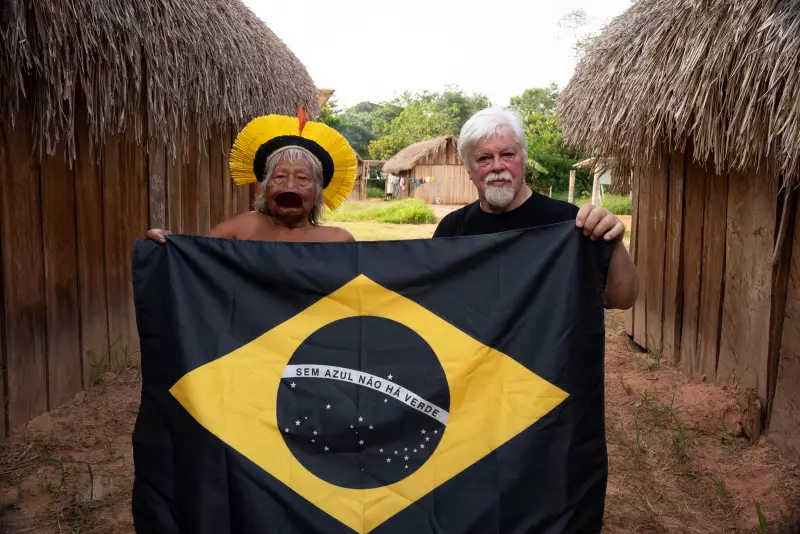 Raoni e Paul Watson se unem em ato simbólico antes da COP30