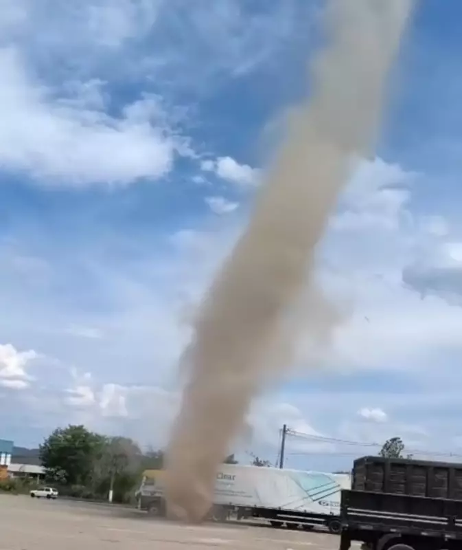 Redemoinho de poeira surpreende moradores em Porto Real (RJ)