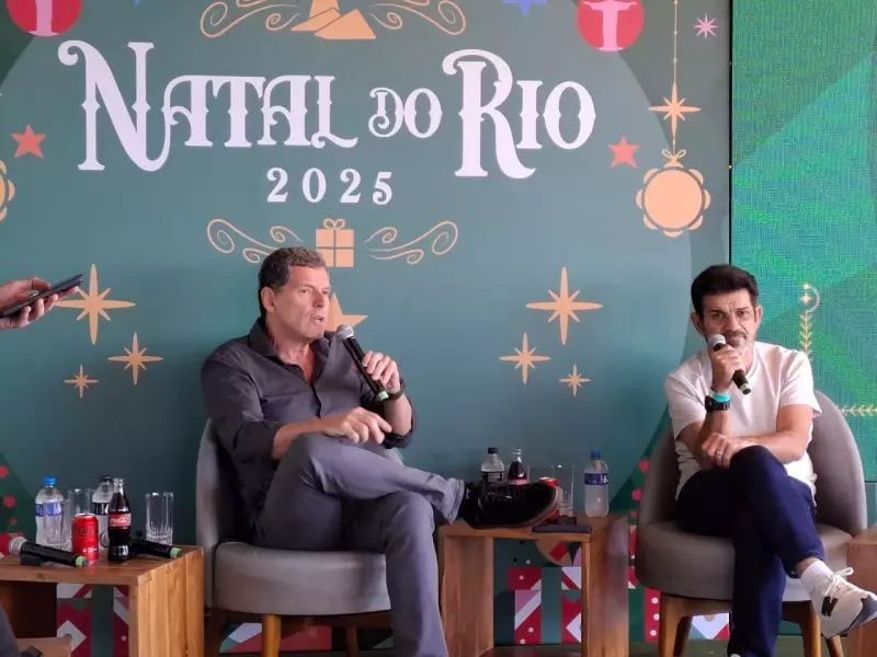 Árvore de Natal de 80 metros ilumina Enseada de Botafogo no Rio