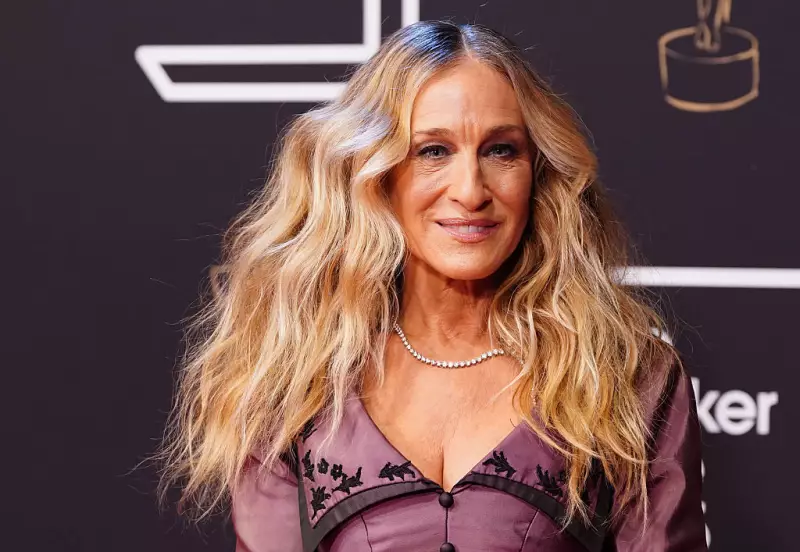 Sarah Jessica Parker lança tendência da bolsa aberta no tapete vermelho