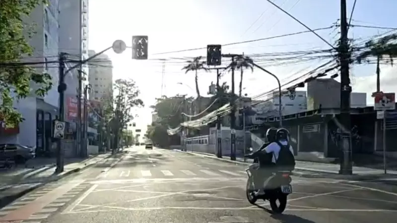 Semáforos Apagados na Antônio Sales: Trânsito Caótico e Risco de Acidentes em Fortaleza