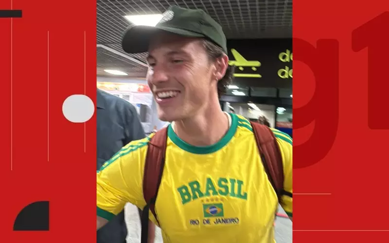 Shawn Mendes atende fãs em Salvador e usa camisa do Brasil