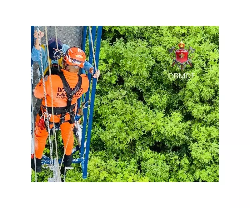 Susto no céu de Brasília: trabalhadores ficam pendurados em andaime e são resgatados pelos bombeiros