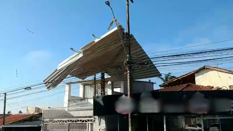 Temporal em Sumaré: Telhado de casa é arrancado e vai parar em poste em cena dramática