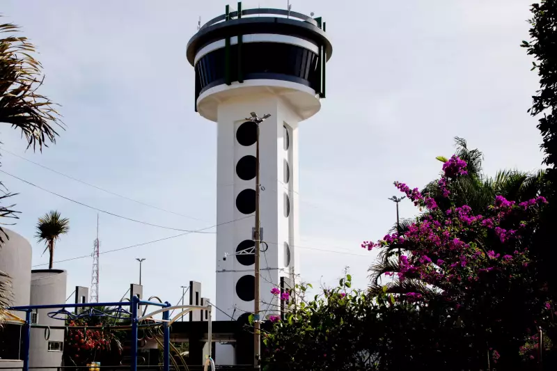 Tensão em Mato Grosso: Nove pessoas ficam presas em elevador de mirante durante horas
