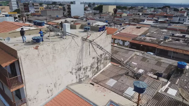 Torre de Telefonia Desaba sobre Residências em Ceilândia: Operário Fica Ferido | Acidente Assusta Moradores