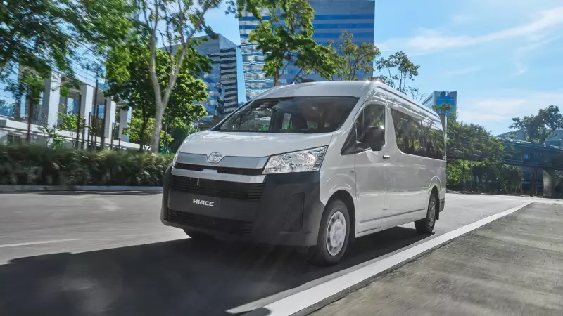 Toyota lança Hiace no Brasil: van chega com motor 2.8 diesel e capacidade para 16 pessoas