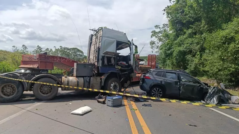 Tragédia na BR-101: Colisão frontal entre carreta e carro deixa dois mortos no ES